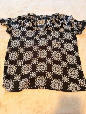 Liz Claiborne Career Black White Medallion Print Blouse Size Medium